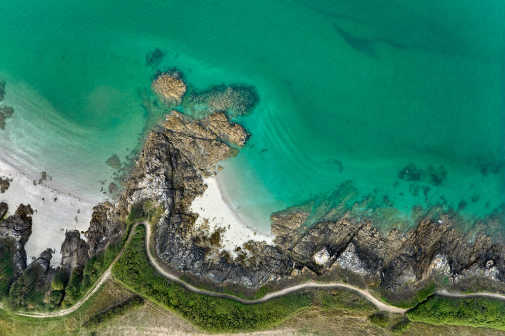 vue aérienne du gr34 longeant la mer. l'eau est couleur vert-emeraude typique de la côte d'émeraude. randonnée.
Baladez-vous maint dans la main pour un séjour romantique en Bretagne.