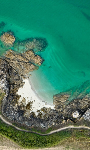 vue aérienne du gr34 longeant la mer. l'eau est couleur vert-emeraude typique de la côte d'émeraude.