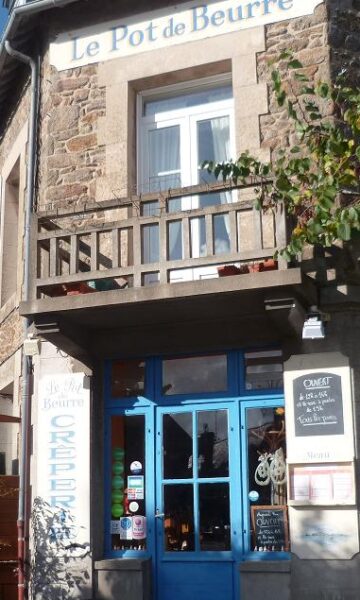 Façade de la crêperie Le Pot de Beurre à Saint-Lunaire. Située près de la Vieille Eglise, cette crêperie propose des crêpes et des galettes généreuses.