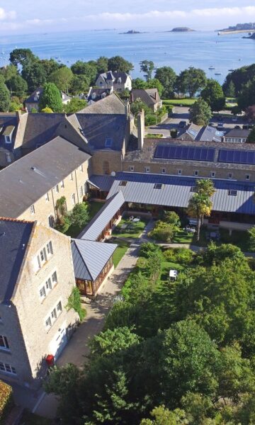 Maison Saint-François, hébergement collectif à Dinard. Vacances en pension complète et demi-pension sur la Côte d'Émeraude.