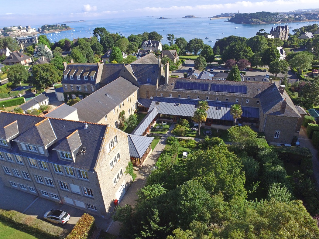 Maison Saint-François, hébergement collectif à Dinard. Vacances en pension complète et demi-pension sur la Côte d'Émeraude.