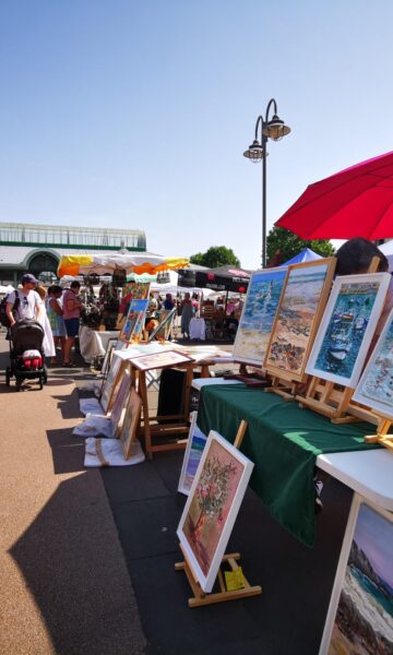 Marché Dinardais De La Création organisé sur l'esplanade de la Halle à Dinard. Crédit Ville De Dinard