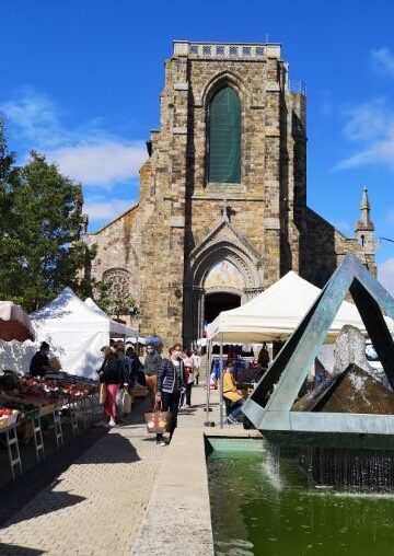 Le marché de Pleurtuit se tient sur la place de l'Eglise. Sur le parvis, les commerçants locaux proposent de délicieux produits frais.