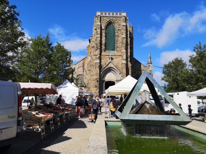 Le marché de Pleurtuit se tient sur la place de l'Eglise. Sur le parvis, les commerçants locaux proposent de délicieux produits frais.