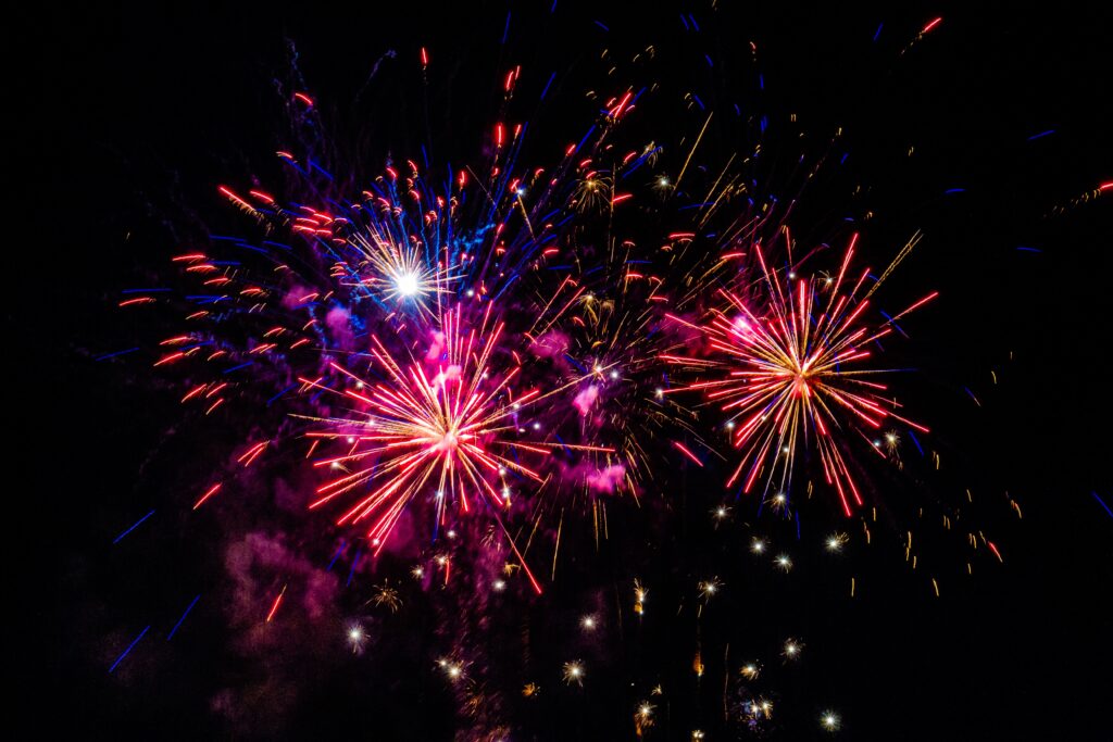 Photo d'un feu d'artifice très coloré dans le ciel bien noir. Retrouvez les dates des feux d'artifices de la Côte d'Émeraude.