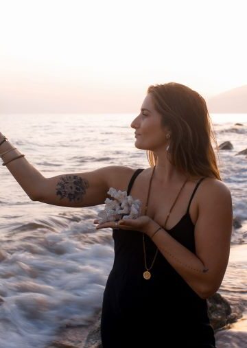 Namasta Yoga. Pour une pratique de Yoga ensoleillée et relaxante. Yoga Vinyasa, Yin Yoga et méditation. Nastasia, propose des séances sur la plage de Dinard et des stages bien-être.