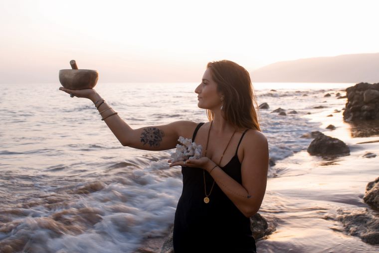 Namasta Yoga. Pour une pratique de Yoga ensoleillée et relaxante. Yoga Vinyasa, Yin Yoga et méditation. Nastasia, propose des séances sur la plage de Dinard et des stages bien-être.