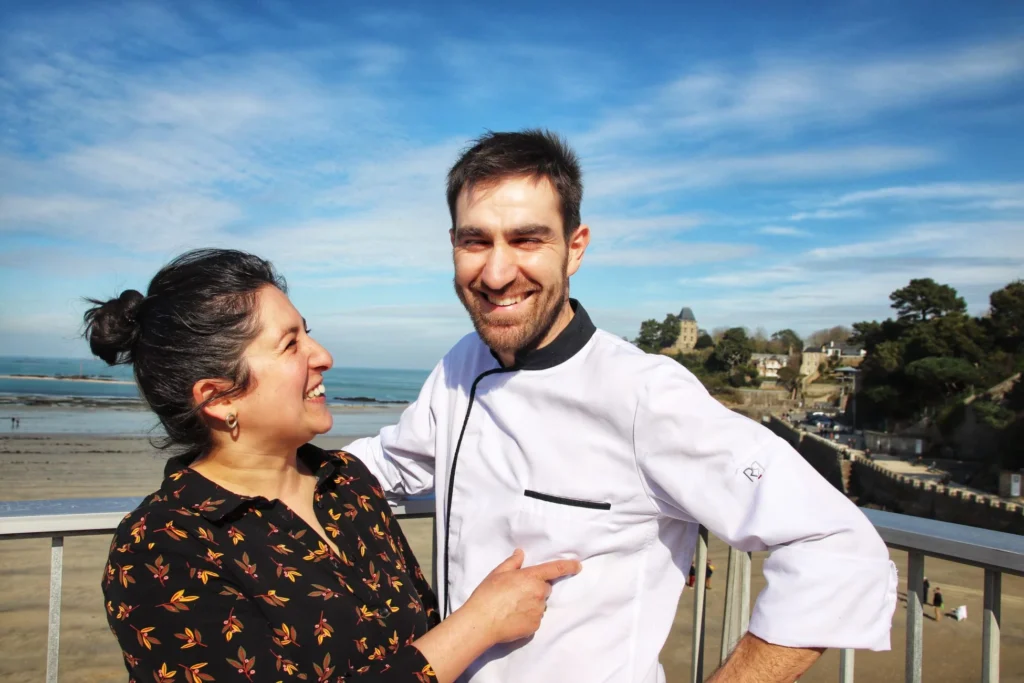 Chefs du restaurant Ombelle à Dinard posent devant la plage de l'Ecluse à Dinard.