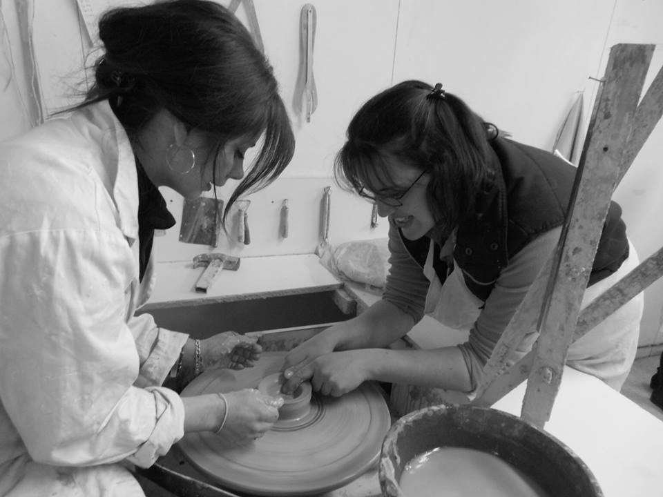 La poterie de Sandra à Corseul. Sandra lors d'un atelier poterie de tournage et émaillage. Cet atelier est l'un des stages de loisirs créatifs de la Côte d'Émeraude.