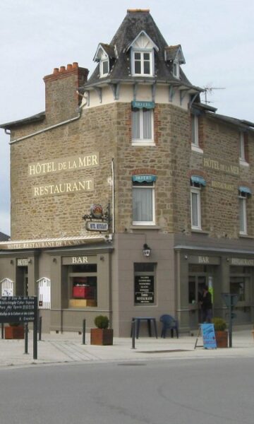 Restaurant La Plage à Lancieux. Cuisine française traditionnelle proposée au restaurant situé dans le centre-ville, à quelques dizaines de mètres de la plage de Saint-Sieu.