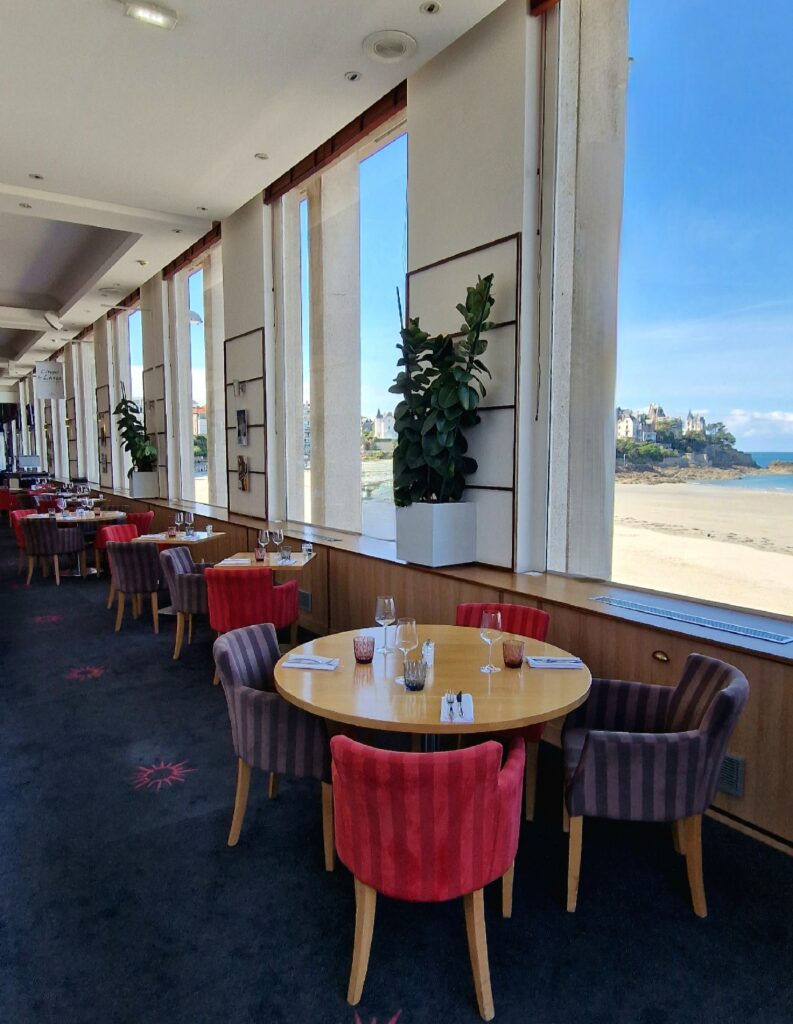 Restaurant L'appel Du Large avec une grande vue mer sur la plage de l'Écluse à Dinard. Restaurant du Casino Barrière de Dinard.