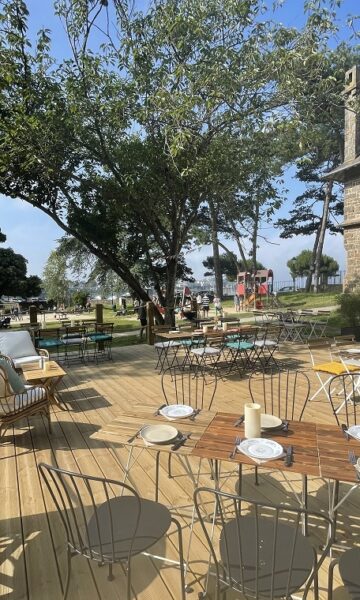 Bar à vin et pause gourmande chez Ritournelle au coeur du Parc de Port Breton à Dinard. Près de la plage du Prieuré et dans un cadre verdoyant, profitez d'une terrasse ensoleillée.