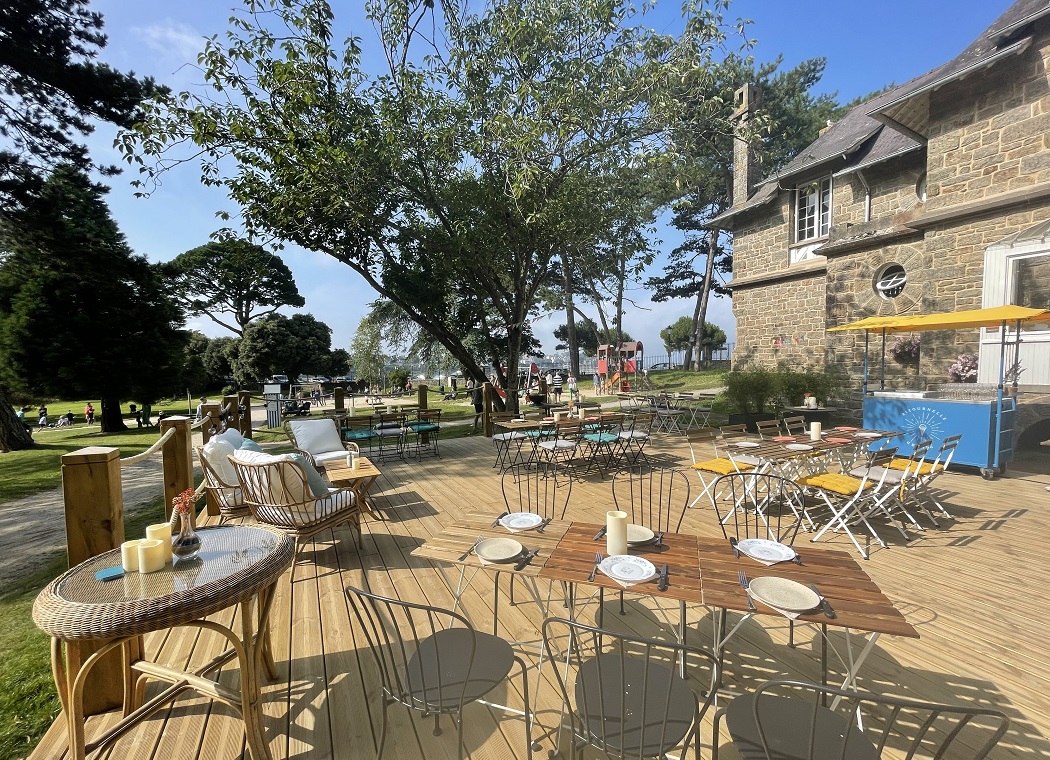 Bar à vin et pause gourmande chez Ritournelle au coeur du Parc de Port Breton à Dinard. Près de la plage du Prieuré et dans un cadre verdoyant, profitez d'une terrasse ensoleillée.