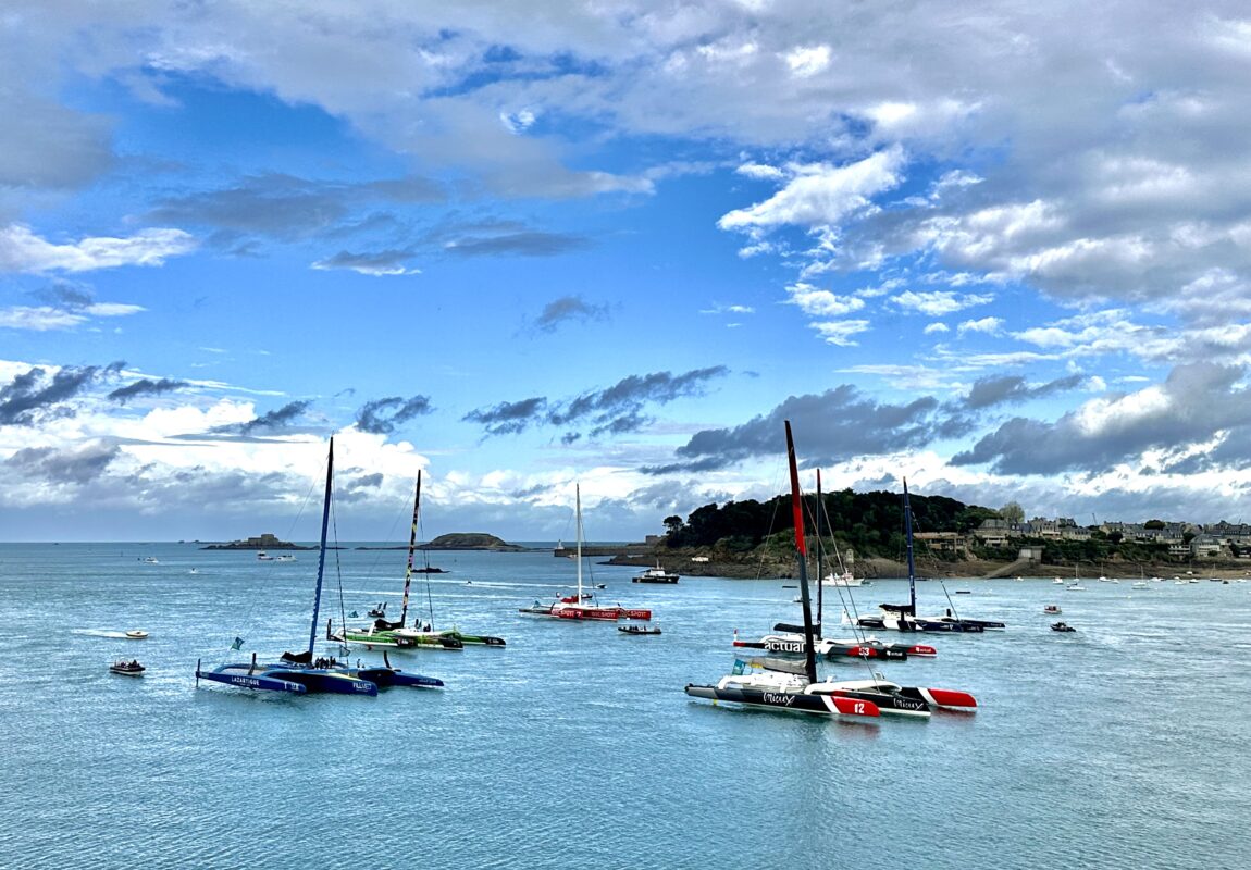 photo des ultim dans la baie du prieuré à Dinard. En attendant le départ de la Route Du Rhum 2022. Photo de Charlotte Longépé