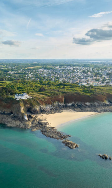 Pointe Du Nick à Saint-Lunaire. Les nuances émeraude dans l'eau caractérisent bien la côte. La végétation est omniprésente. La photo reflète des paysages et espaces préservés.