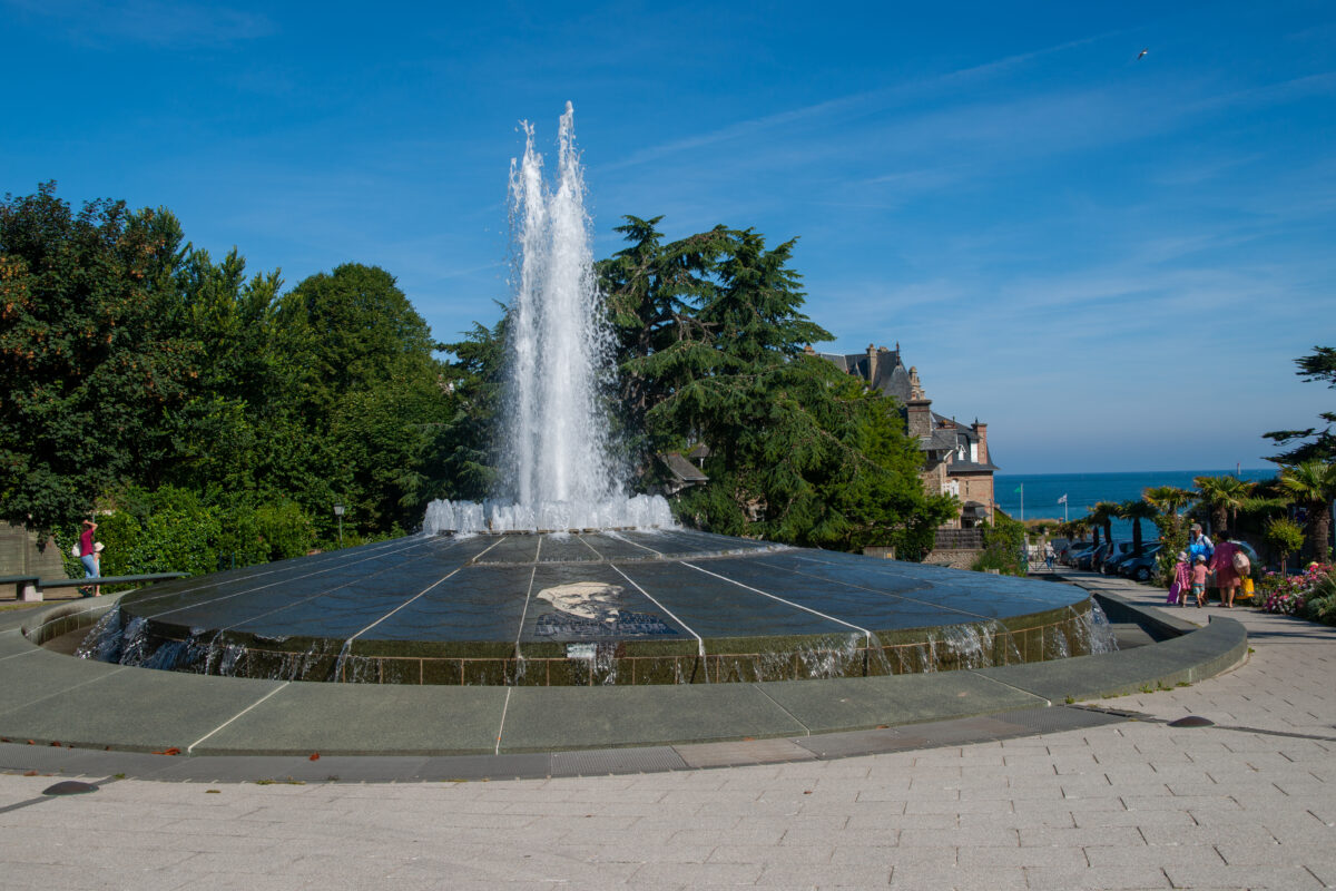 Côte D'emeraude Balade à Saint-Enogat. La fontaine Jules Verne à Saint-Énogat à Dinard est présente dans la visite guidée proposée pour les groupes et individuels.