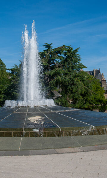 Côte D'emeraude Balade à Saint-Enogat. La fontaine Jules Verne à Saint-Énogat à Dinard est présente dans la visite guidée proposée pour les groupes et individuels.