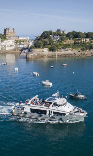 Privatisation Vedette Corsaire Stephane Maillard Salle de séminaire Evènement en mer à Dinard Côte d'Émeraude.