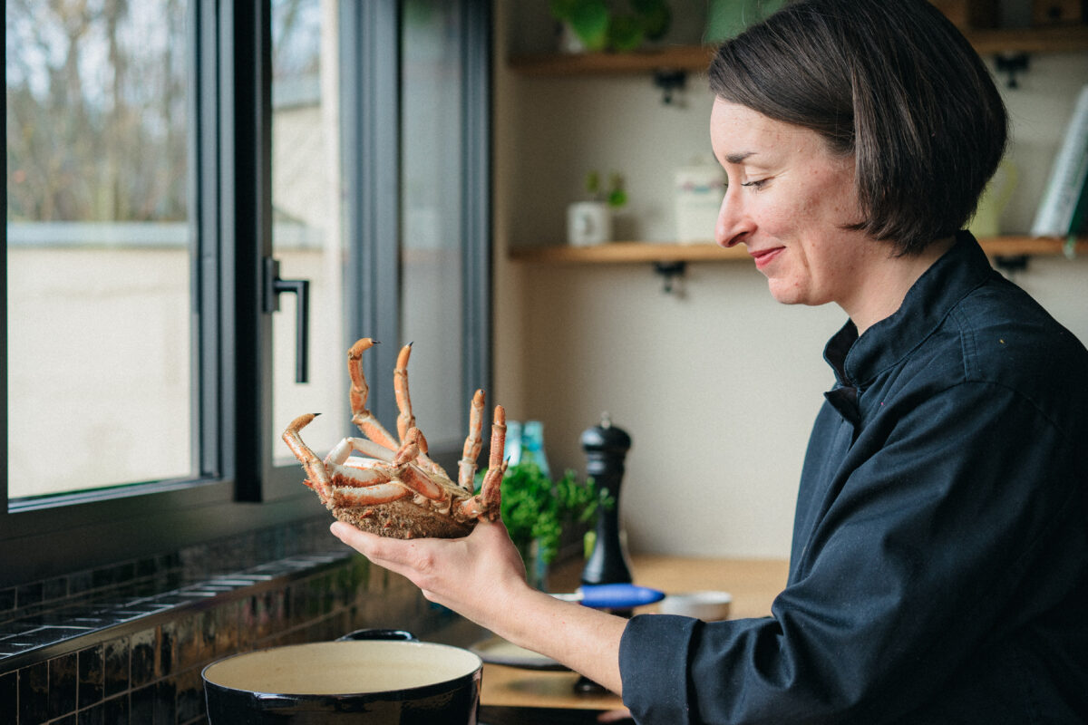 Crédit photo : Candide Camera Atelier Cuisine Retour De Pêche. Activité team building pour apprendre comment cuisine les coquillages et crustacés de la Côte d'Émeraude.