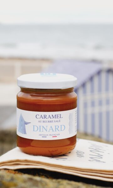 Caramel Dinard - un pot de caramel est posé devant la plage de l'Écluse.