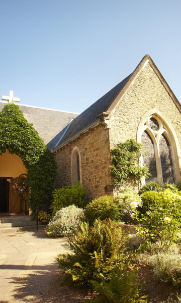 English Touch photo de la chapelle anglicane sous un ciel bleu. La végétation est luxuriante Visites guidées groupe à Dinard Côte d'Émeraude.