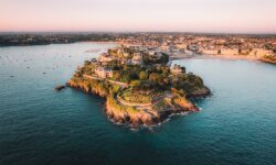 Pointe du moulinet à Dinard par Lezbroz. Lumière douce sur la pointe et vue sur l'architecture balnéaire et la mer.