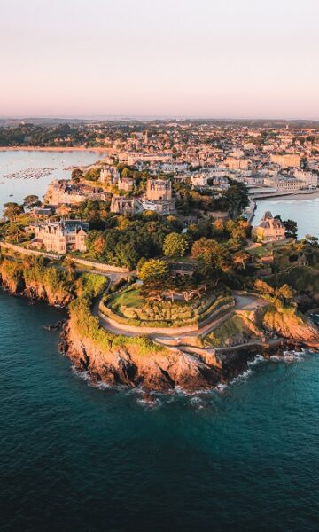 Pointe du moulinet à Dinard par Lezbroz. Lumière douce sur la pointe et vue sur l'architecture balnéaire et la mer.