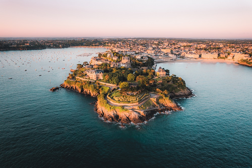 Pointe du moulinet à Dinard par Lezbroz. Lumière douce sur la pointe et vue sur l'architecture balnéaire et la mer.