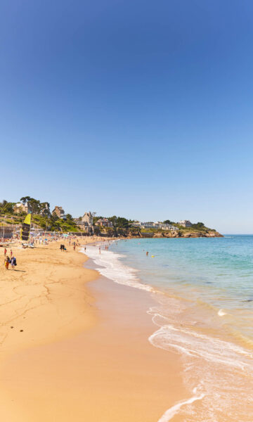 La plage de Saint-Enogat à Dinard. Plage familiale en Bretagne nord. Crédit photo : Alexandre Lamoureux