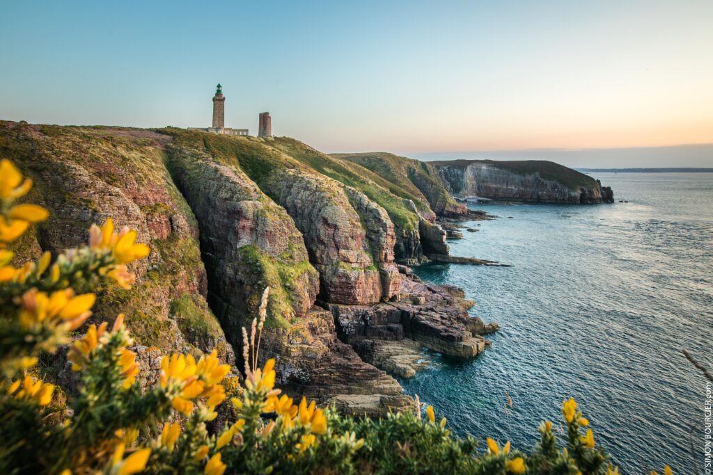 Le Cap Fréhel et son phare, incontournable de la Côte d'Émeraude, au coeur de la Bretagne nord dans les Côtes d'Armor. 
Photo de Simon Bourcier