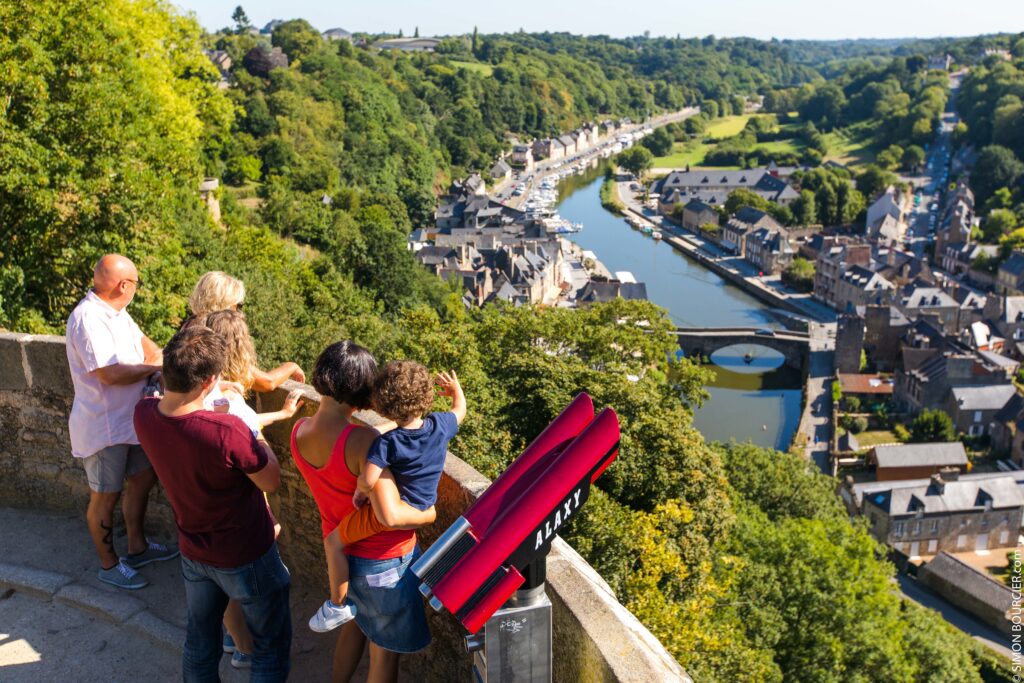 La ville médiévale de Dinan, vue sur le port depuis les remparts. Photo Simon Bourcier