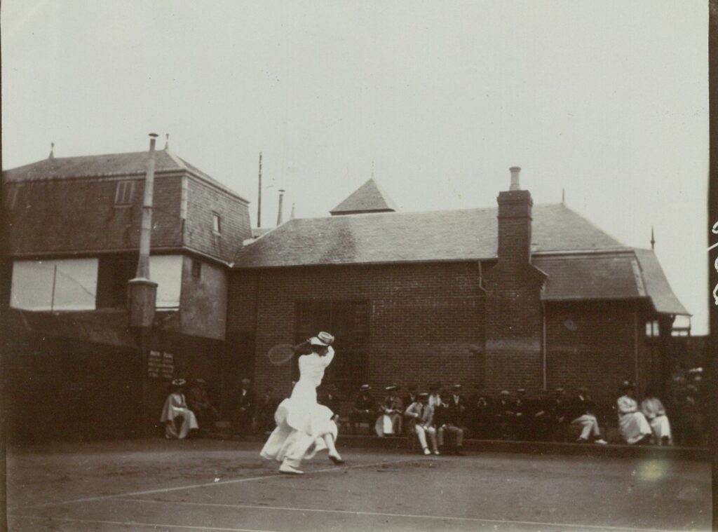 Lawn Tennis Club @ Archives Municipales De Dinard – Fonds Seydoux, 34z3.73
Image d'archives du premier club de tennis de France à Dinard.