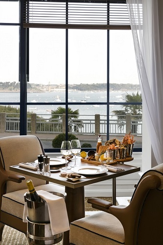 Restaurant duGrand Hotel Barriere Dinard, le George V avec une grande vue mer sur la Baie du prieuré. Idéal pour un séjour 5 étoiles en Bretagne.