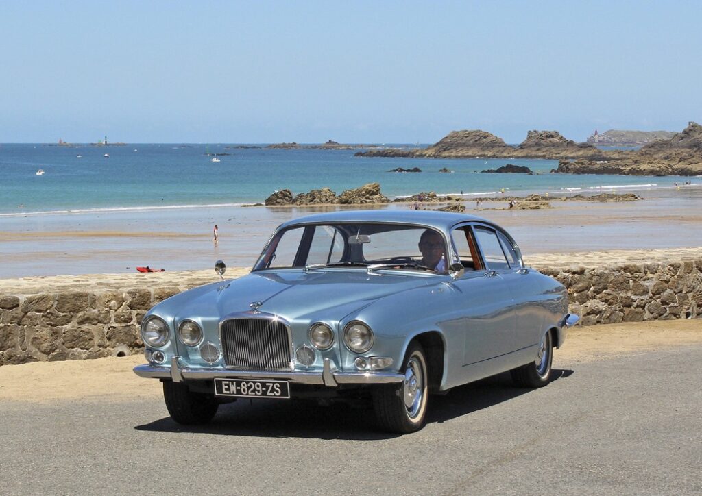 Silverblue Votre Voiture De Collection Sur La Côte D'émeraude. Découvrez Dinard, Saint-Malo et le Mont-Saint-Michel dans une Jaguar Mark 10 de 1966. Parfait pour un séjour romantique en Bretagne !