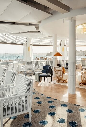 Bar L'horizon de l'hôtel et spa Emeria Dinard. Idéal pour boire un verre dans un lieu cosy de la Côte d'Émeraude. Crédit photo : Adrien Ozouf