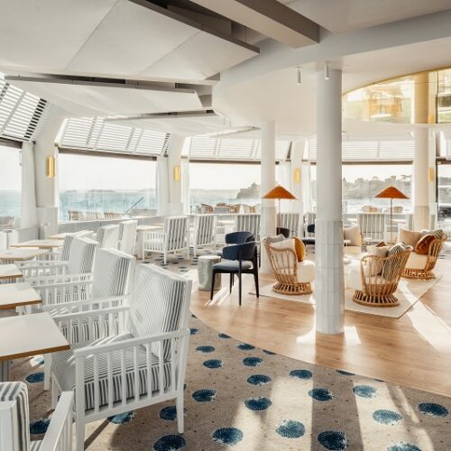 Bar L'horizon de l'hôtel et spa Emeria Dinard. Idéal pour boire un verre dans un lieu cosy de la Côte d'Émeraude. Crédit photo : Adrien Ozouf