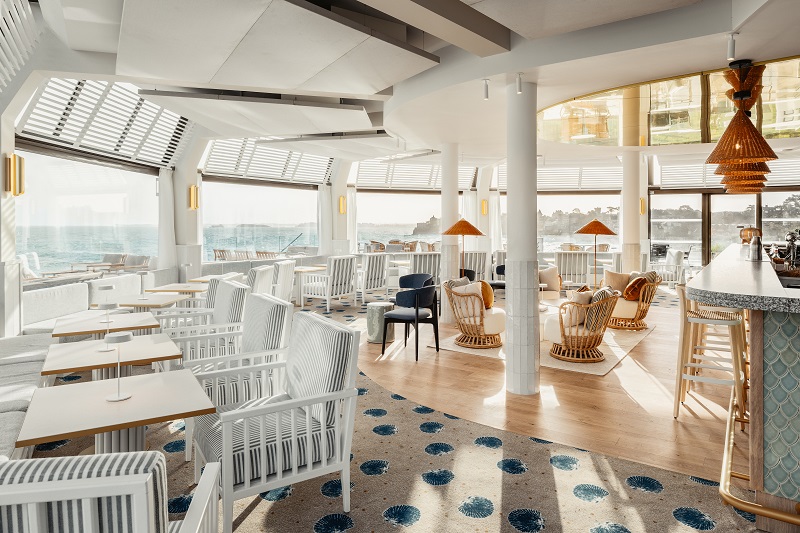 Bar L'horizon de l'hôtel et spa Emeria Dinard. Idéal pour boire un verre dans un lieu cosy de la Côte d'Émeraude. Crédit photo : Adrien Ozouf