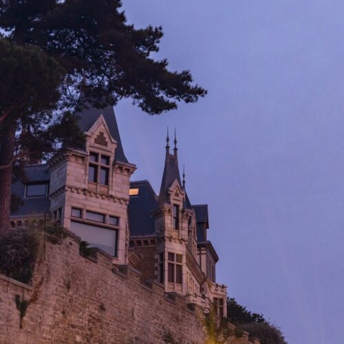 Dinard Pointe Du Moulinet. Crédit photo : Studio Jezequel. Photo d'une villa à la tombée de la nuit avec un ciel violet. Ambiance automnale en Bretagne.