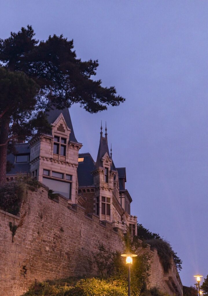 Dinard Pointe Du Moulinet. Crédit photo : Studio Jezequel. Photo d'une villa à la tombée de la nuit avec un ciel violet. Ambiance automnale en Bretagne.