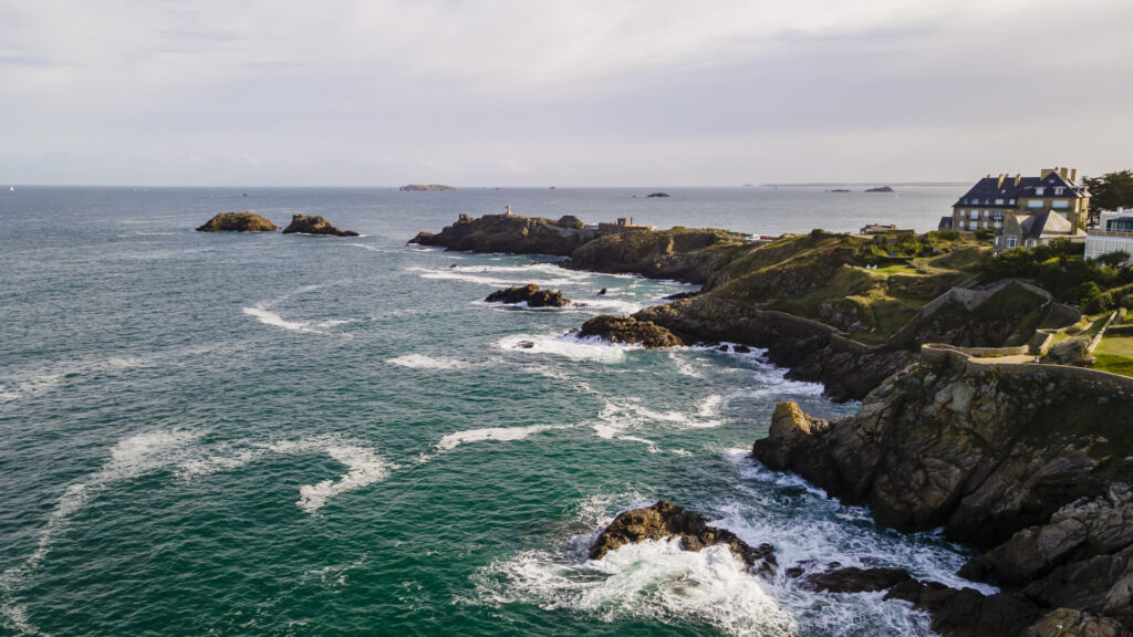 La Pointe du Décollé à Saint Lunaire vue Depuis Le Rocher Napoleon. Crédit photo : Studio Jezequel