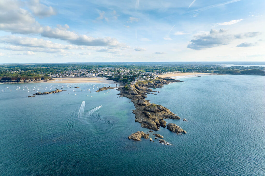 La Pointe du Décollé à Saint-Lunaire vue du ciel. Une pointe rocheuse qui s'avance dans la mer. Un panorama spectaculaire sur la Côte d'Émeraude, de Saint-Malo au Cap Fréhel. Crédit : Alexandre Lamoureux.