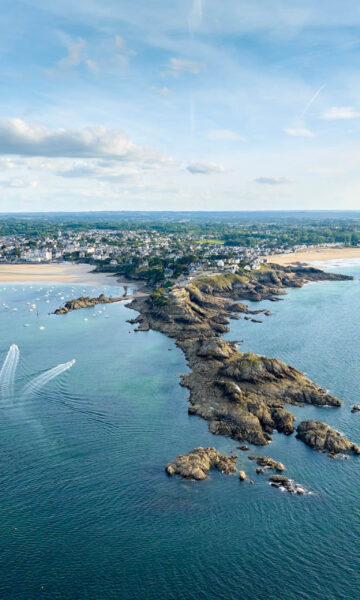 La Pointe du Décollé à Saint-Lunaire vue du ciel. Une pointe rocheuse qui s'avance dans la mer. Un panorama spectaculaire sur la Côte d'Émeraude, de Saint-Malo au Cap Fréhel. Crédit : Alexandre Lamoureux.