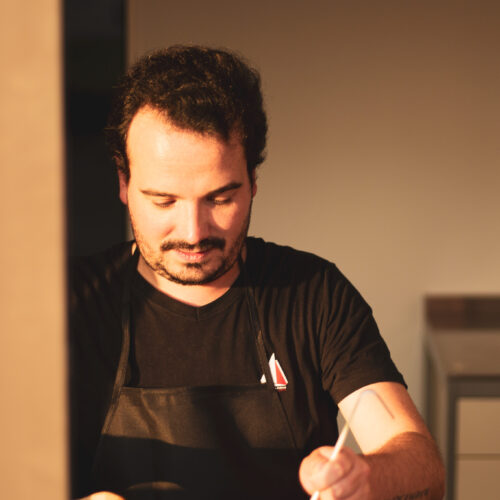 Un homme participe à un atelier crêpes à Pleurtuit avec Rozell et Spanell.