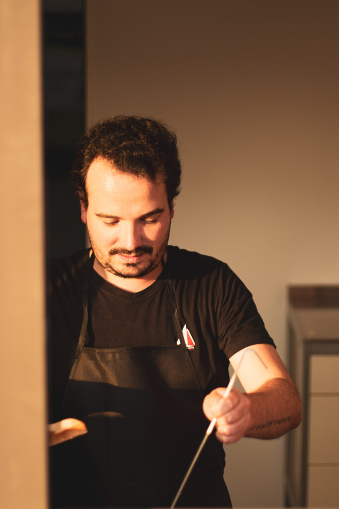 Un homme participe à un atelier crêpes à Pleurtuit avec Rozell et Spanell.