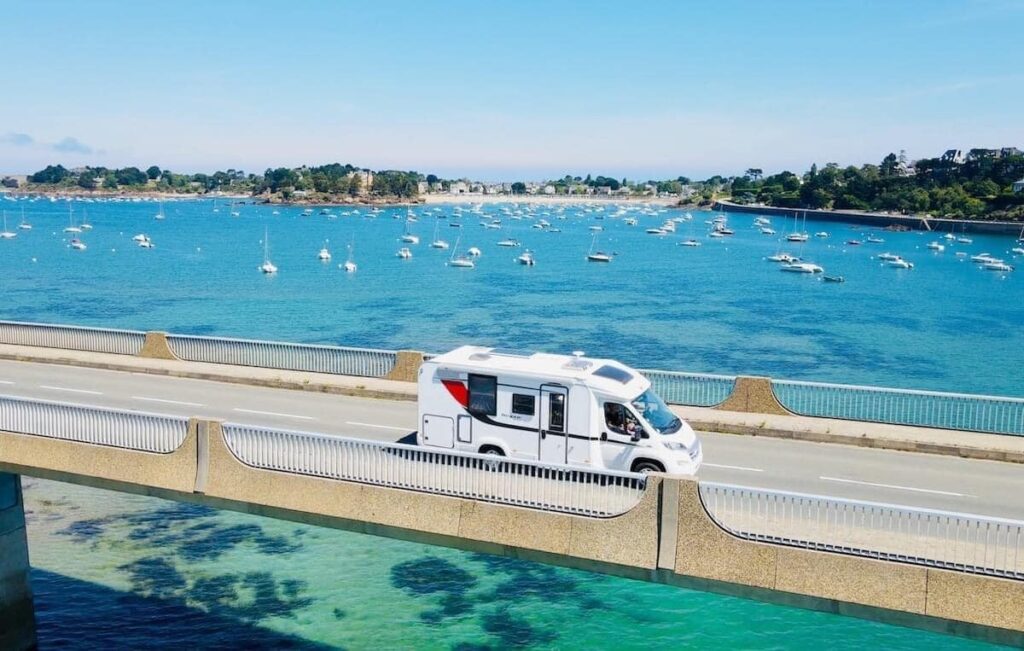 Camping Le Petit Voilier. Un camping car roule sur le Pont Du Frémur, à deux pas du camping, entre Lancieux et Saint-Briac-sur-Mer en Bretagne.