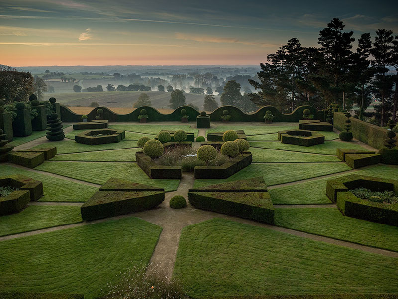 Jardins Du Château De La Ballue. Jardin Remarquable édifiés sur des terrasses du 17ème siècle autour du château de style Louis XIII en Bretagne.