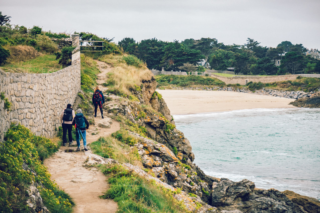 Dinard, des randonneurs se promènent le long du GR34, en bord de mer. Crédit photo : Loeildeos