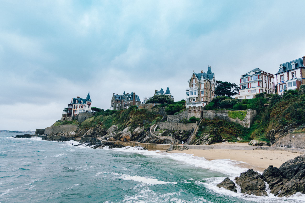 Les villas de la Pointe de la Malouine à Dinard, vues depuis le GR34 qui surplombe la plage et la mer. Crédit photo : Loeildeos