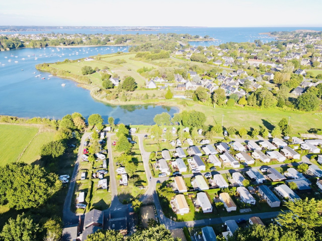 Vue Aérienne Camping Le Petit Voilier Saint Briac Sur Mer en Bretagne. Emplacements au bord de l'estuaire du Frémur.