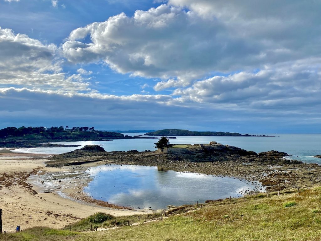 Vue de la Plage Du Port Hue Et Ilot De La Dame Jouanne depuis la Pointe de la Garde Guérin à Saint-Briac-sur-Mer, un panorama exceptionnel en Bretagne sur la Côte d'Émeraude. Crédit photo : Charlotte Longépé